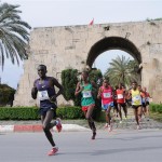 tarsus-half-marathon-2013-runners-through-monument