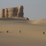 desert-runners-crossing-desert