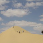 desert-runners-scaling-dune